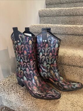 Women’s Multicolor Fleur-de-lis Pattern Black Heeled Rain Boots